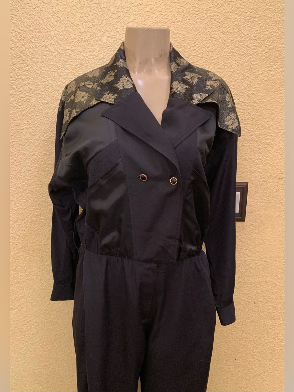 VTG Jon Wesley Size 8 Black With Gold Flowers Pattern Long Sleeve Jumpsuit - Picture 2 of 8